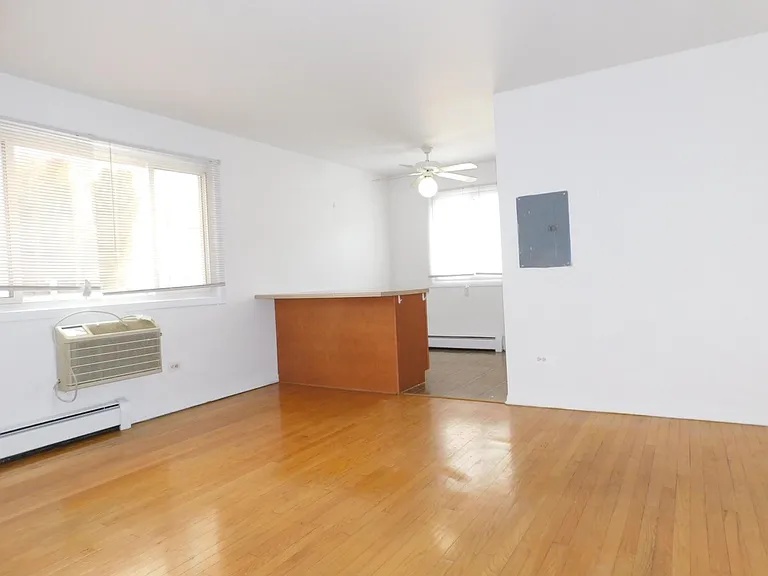 915 Hinman — Photo 2