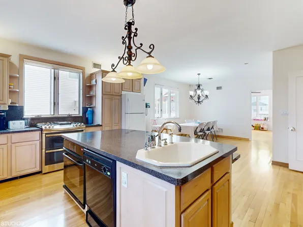 3832 Lyme Avenue image 5 of 29