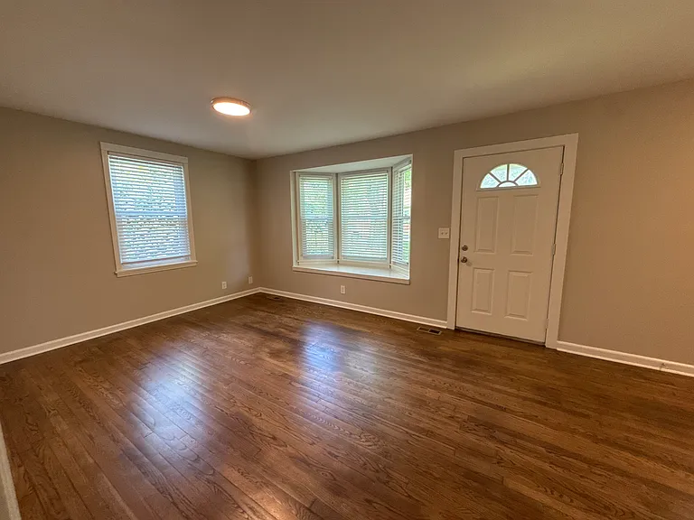221 Elberta St — Photo 8