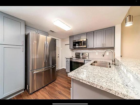 4th image of 2614 Cleburne St