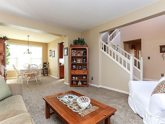 Front entryway - Formal living and dining