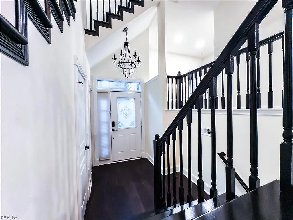 4 bed, 2.5 bath, 2300 sqft, $3,600 — Photo 2