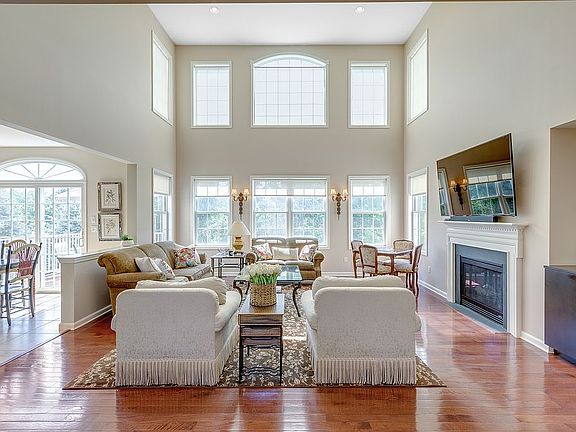 4th image of 12 Lonergan Ln