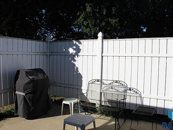5th image of 409 Central Ln
