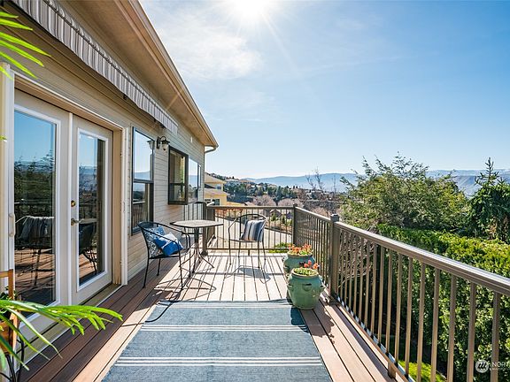 3rd image of 626 Vista View Place