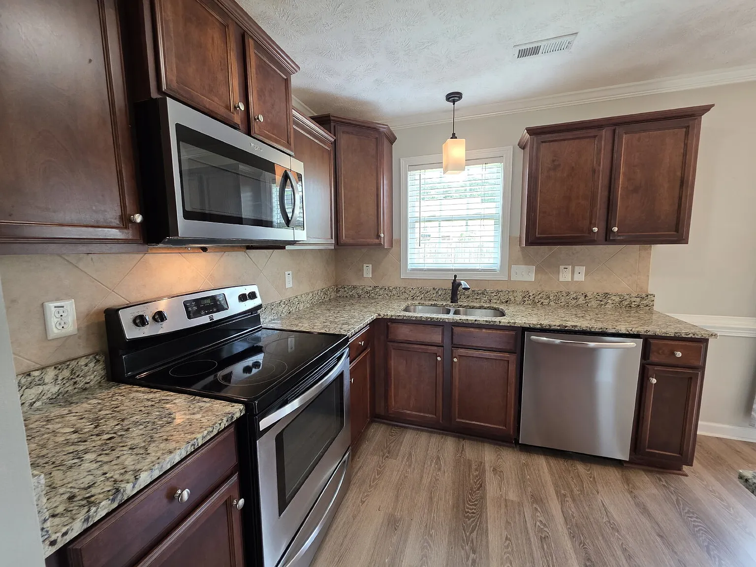 3 bed, 2.0 bath, 1550 sqft, $1,850 — Photo 4