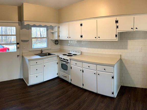 Kitchen - 11.5' x 9'