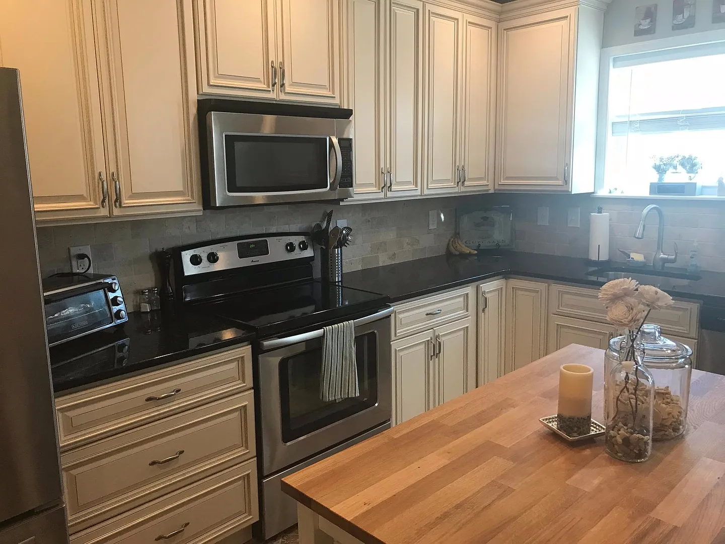 Beautiful 4 bedroom, 2.5 bath home — Photo 2