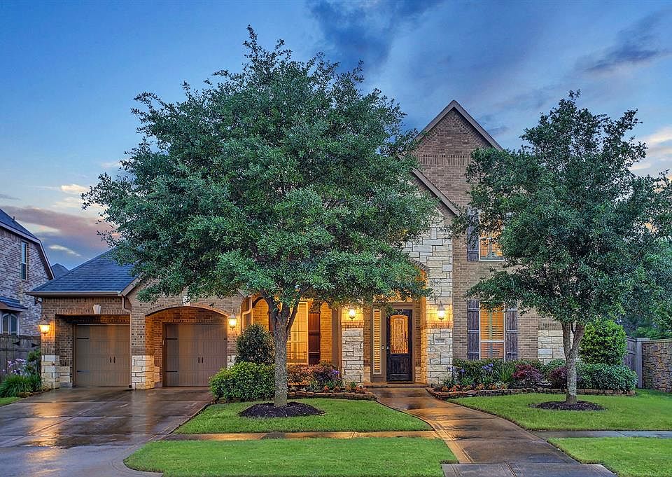 Gorgeous 4 bedroom, 4.5 bathroom in the heart of Cross Creek Ranch!