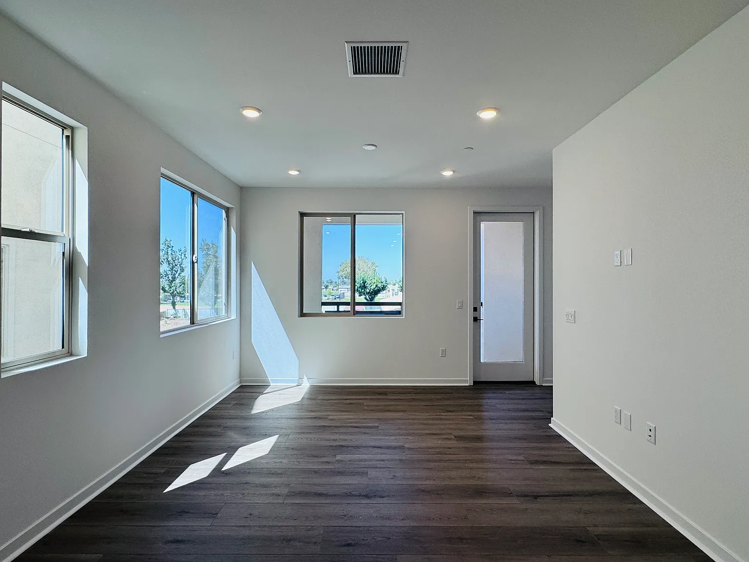 4 bed, 1729 sqft, $3,600 — Photo 2