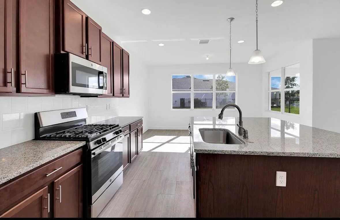 3 bed, 2.5 bath, 2384 sqft, $3,950 — Photo 4