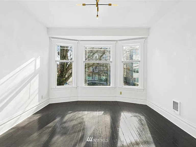1122 E John St #A — Photo 3