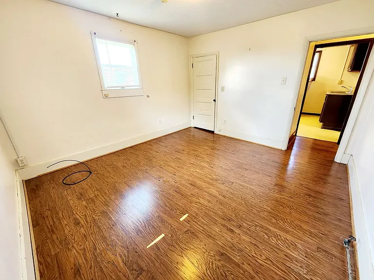 912 Naomi St — Photo 5