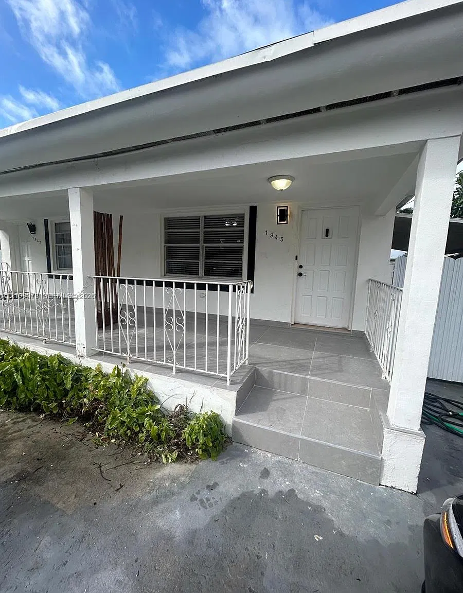 1945 NW 33rd St — Photo 4