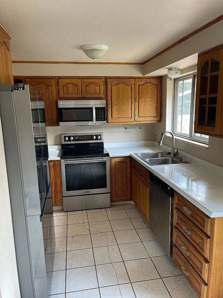 Golden 3 bed/2 bath with garage and fenced yard — Photo 4