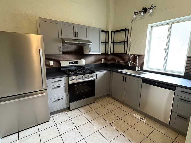922 Evergreen Ave #1 — Photo 1