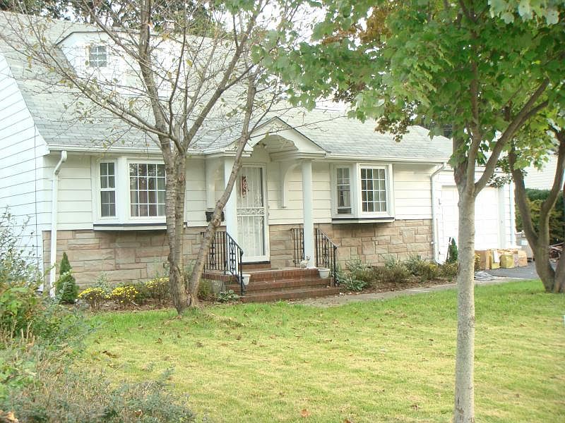 1st image of 31-19 MORLOT AVE
