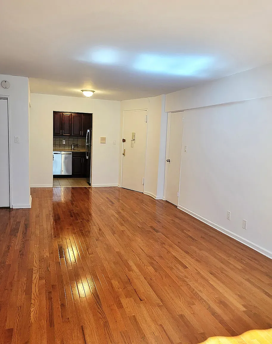 34-43 Crescent Street — Photo 3