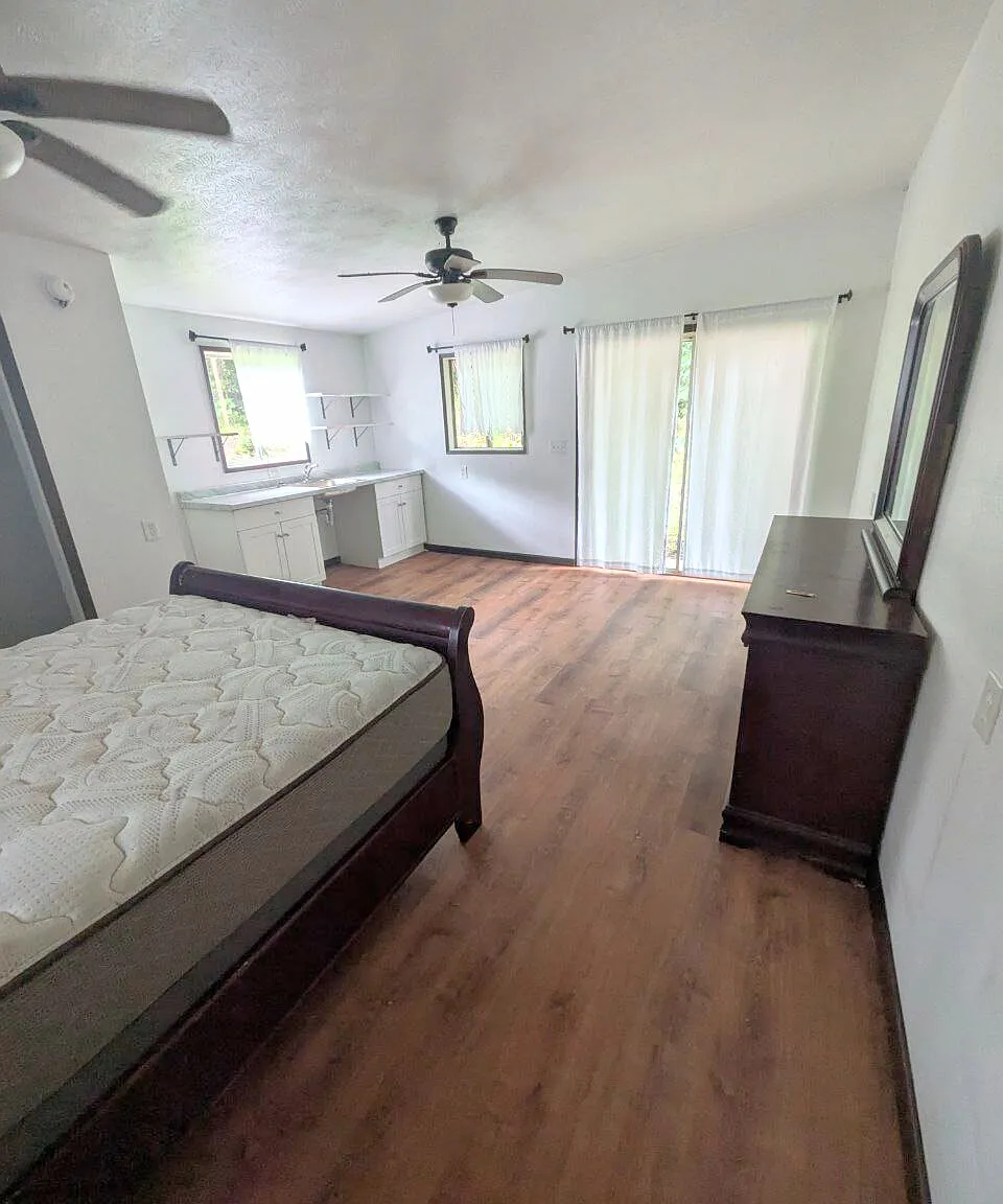 Studio, $950 — Photo 1