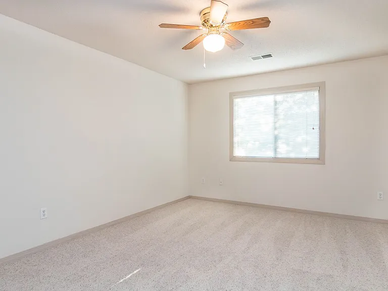 LEXINGTON ESTATES — Photo 27