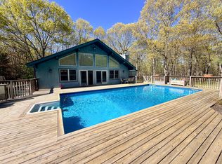 43B Old Squires Rd, Hampton Bays, NY 11946
