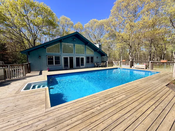 43B Old Squires Rd, Hampton Bays, NY 11946