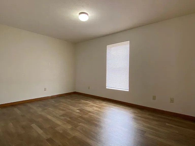 275 Woodridge Ct — Photo 32