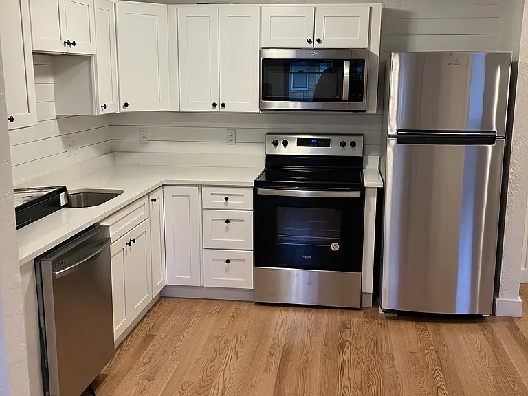 109 Walnut St #10 — Photo 1