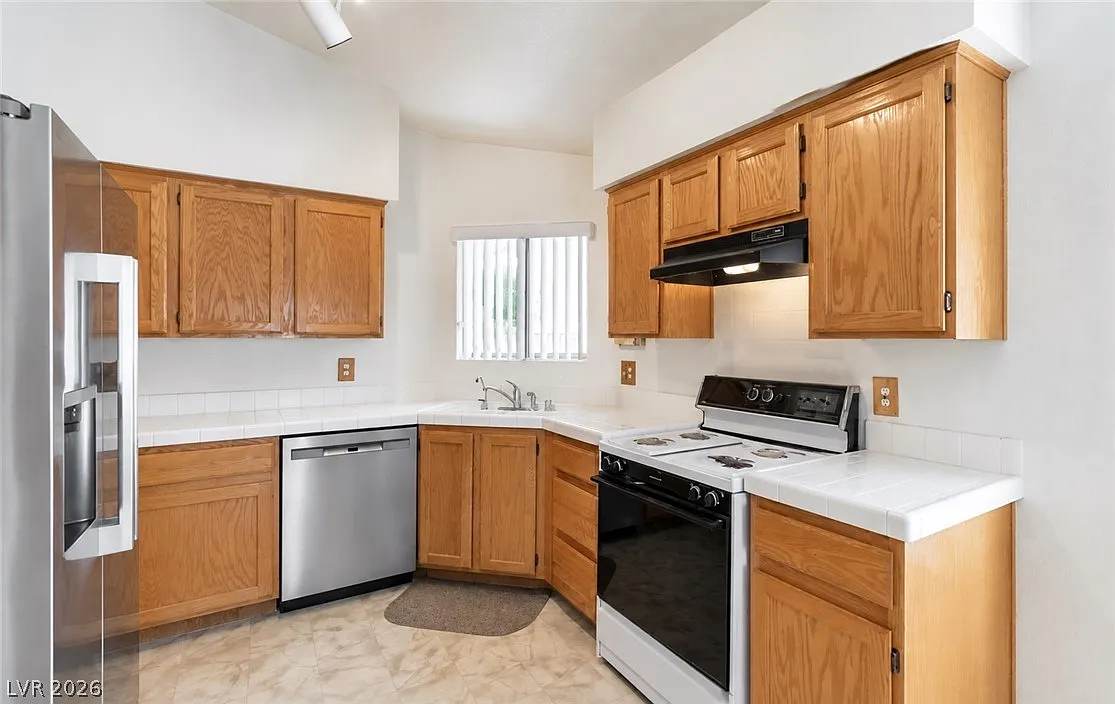 3 bed, 2.0 bath, 1493 sqft, $2,050 — Photo 2