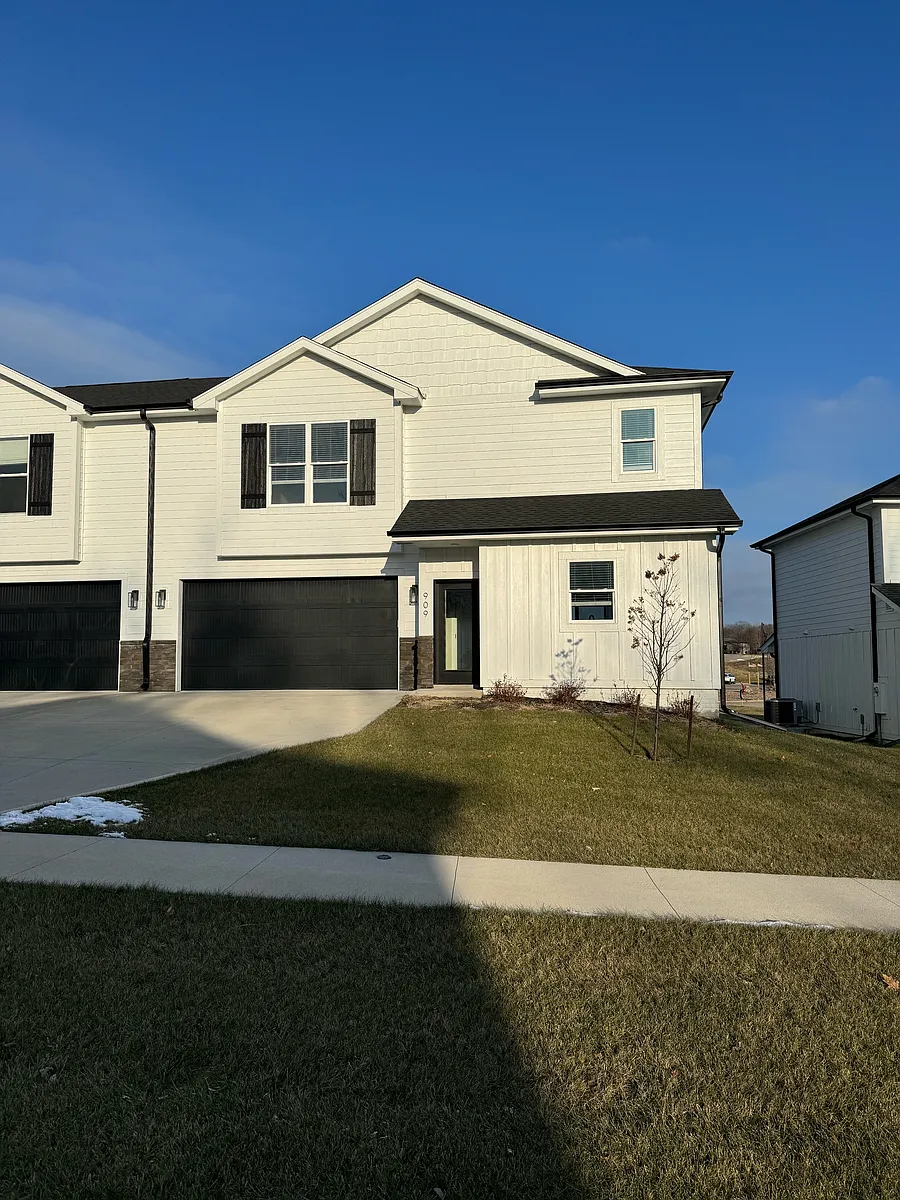 Building Photo - 909 Ledgestone Ct