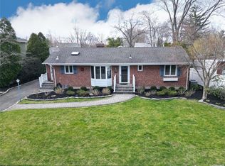 3 Aspen Ave, Greenlawn, NY 11740
