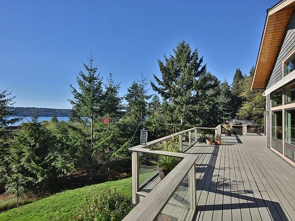 Expansive Deck with shade