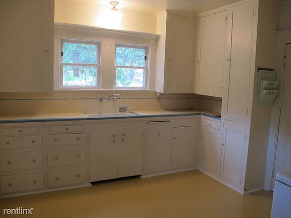 2nd image of 401 E Las Flores Dr