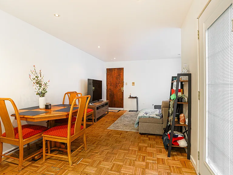 249 Queen St #2 — Photo 5