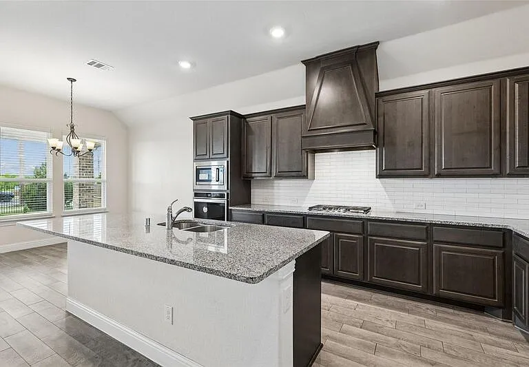 2513 Loudon St W — Photo 8