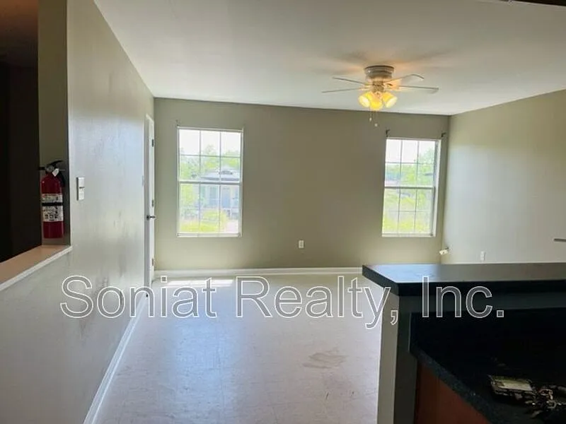 2 bed, 1.0 bath, 868 sqft, $1,150 — Photo 3