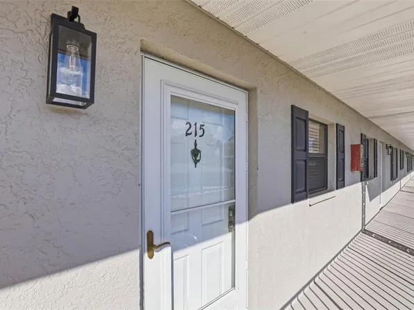 101 Lake Ave NE APT 215, Largo, FL 33771