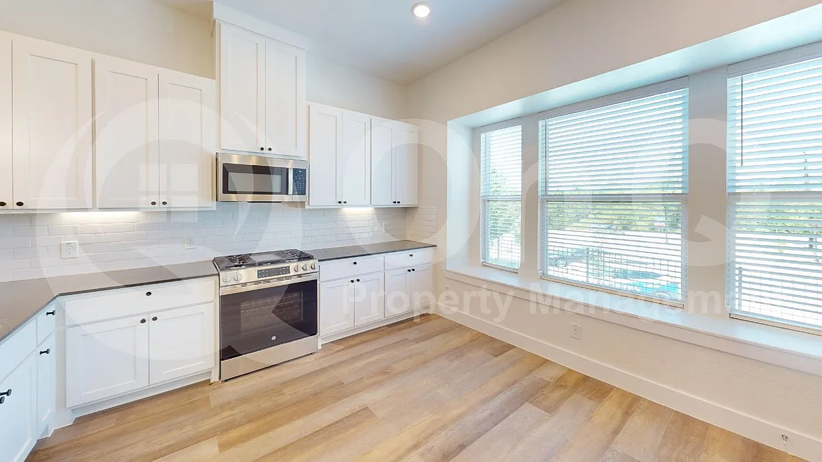 4 bed, 2.5 bath, 2159 sqft, $2,449 — Photo 4