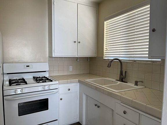 5th image of 1135 S Oakhurst Dr