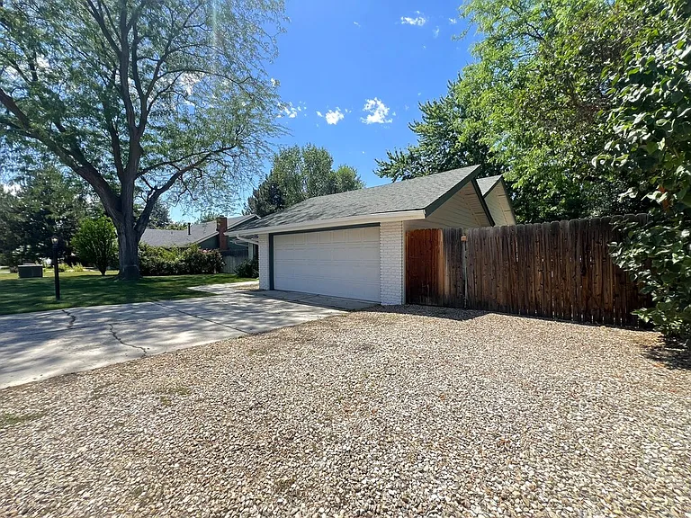 737 N Beachwood St — Photo 3