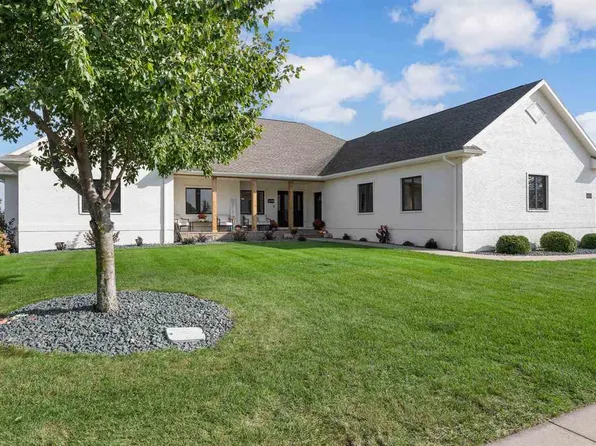 1350 Huntington Hills Dr, Marion, IA 52302
