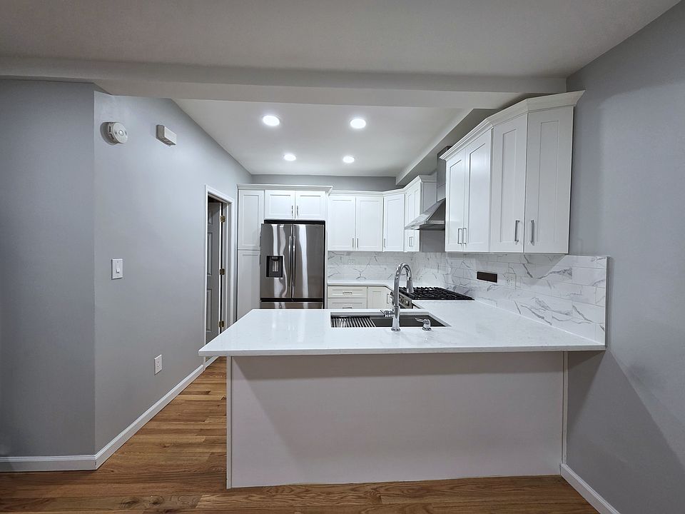 1st image of 586 N 11th St #1