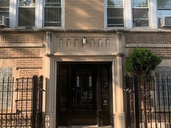 3rd image of 3550 W Belle Plaine Ave #1