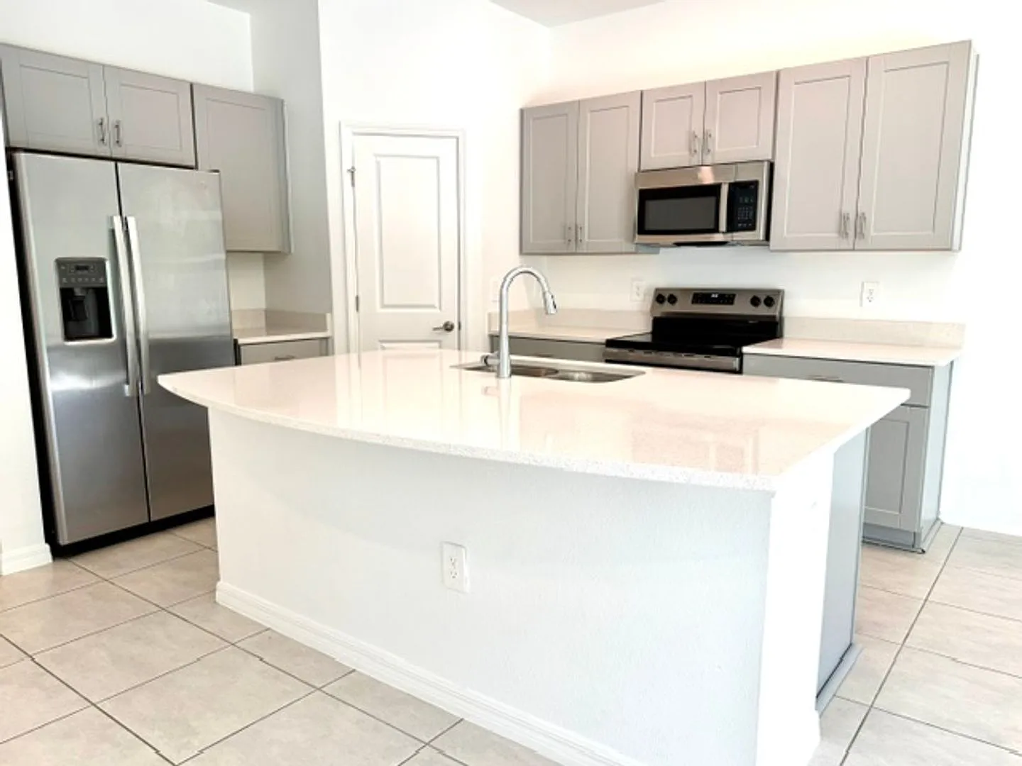 Modern 3 Bed / 2.5 Bath Townhome Move-In Ready — Photo 2