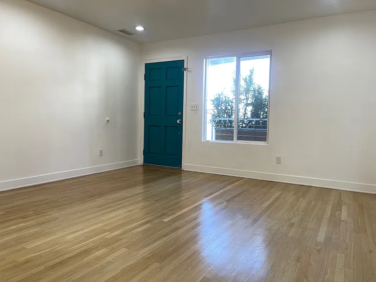 479 Nassau Ave — Photo 7
