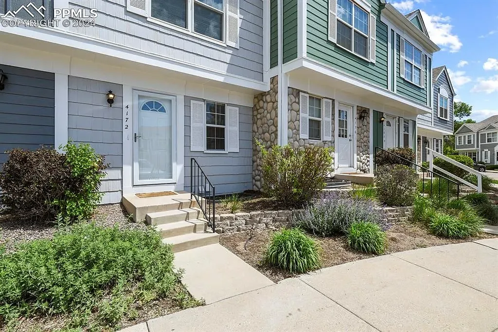 3 bed, 1233 sqft, $2,000 — Photo 1