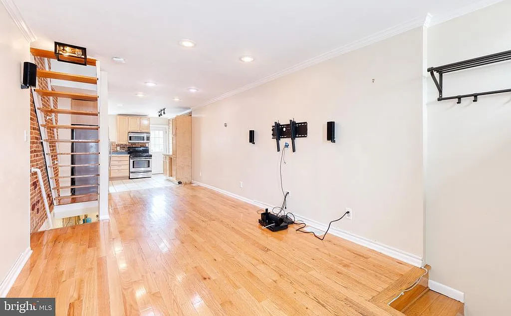 3 bed, 2.5 bath, 1220 sqft, $2,800 — Photo 3