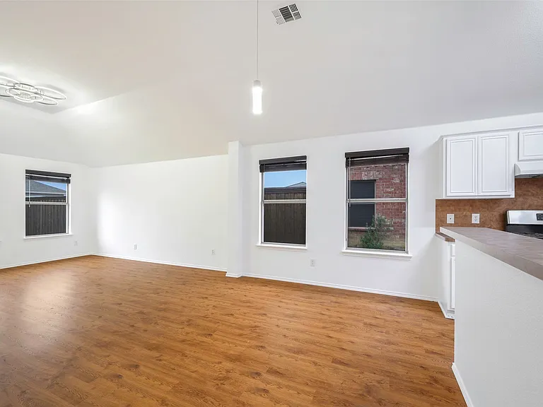 1001 Campbell Dr — Photo 3
