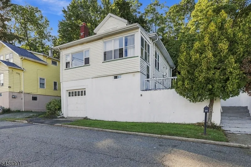 4 bed, 2.0 bath, 1510 sqft, $3,400 — Photo 3