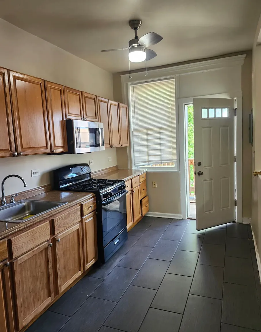 3 bed, 1400 sqft, $1,700 — Photo 2